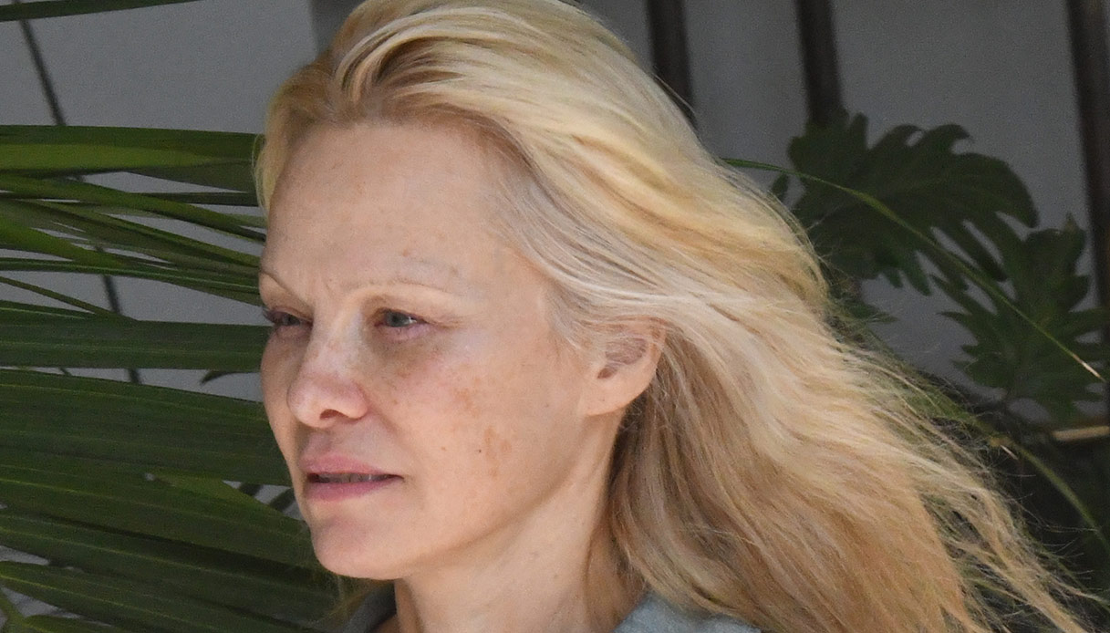 Pamela Anderson al naturale al mare: la sua missione di autenticità