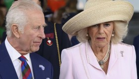 Re Carlo, ultime notizie. Camilla implacabile: Harry e Meghan esclusi da Balmoral