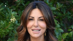 Sabrina Ferilli osa con il giallo: l’abito a vita bassa è il trend dell’estate