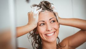 Purifica, riequilibra e ossigena i capelli: lo shampoo detox è la nostra nuova ossessione