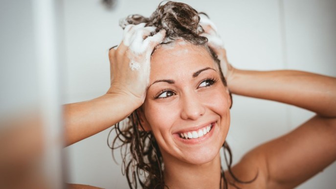 Purifica, riequilibra e ossigena i capelli: lo shampoo detox è la nostra nuova ossessione