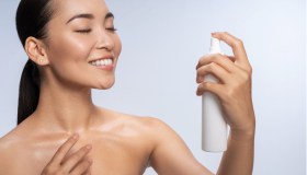 Fondotinta spray (effetto seconda pelle): cos’è, come funziona e perché ci piace