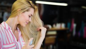 Capelli biondi e luminosi in un lampo: lo spray schiarente è un must have da avere