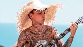 Ultimo emoziona, canta a sorpresa con i fan in mezzo al mare