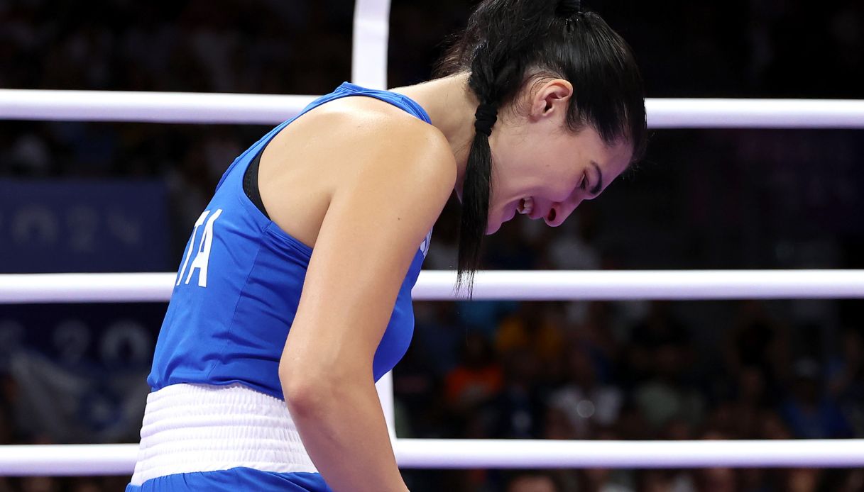 Olimpiadi, Angela Carini dopo il match contro Imane Khelif: “Dico ciao alla boxe”