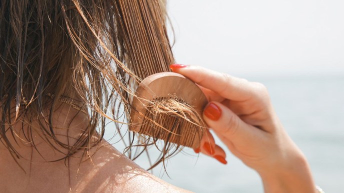 Capelli secchi e crespi dopo il mare: cosa fare e cosa no