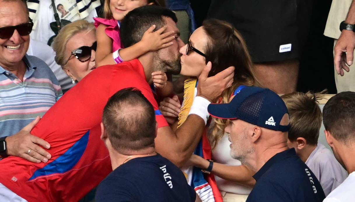 Scandalosi, spontanei, liberatori: i baci più belli di Parigi 2024