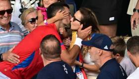 Scandalosi, spontanei, liberatori: i baci più belli di Parigi 2024