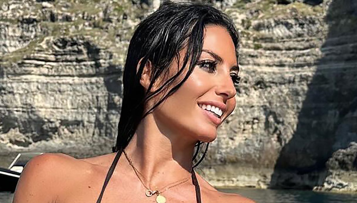 Elisabetta Gregoraci, vacanze d’amore con Giulio Fratini: coppia felice a Forte dei Marmi