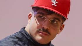 “Aggredito per una foto a Geolier”: cosa è successo in discoteca a Porto Cervo