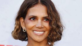 Halle Berry incanta alla première di Los Angeles con un abito midi di pizzo trasparente