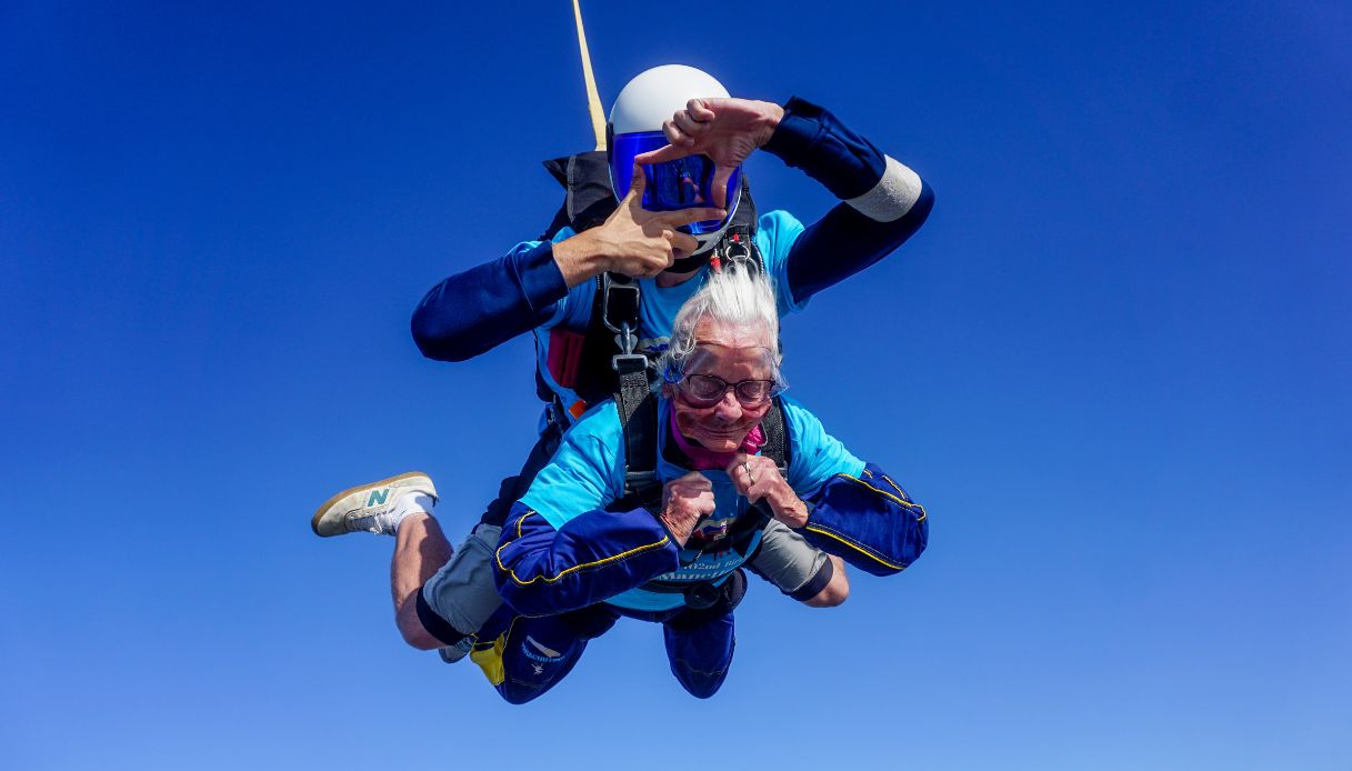 Si getta col paracadute a 102 anni per festeggiare il compleanno: la storia di Manette