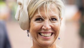 Maxima d’Olanda si lascia andare alle danze, il look blu con l’insolito copricapo