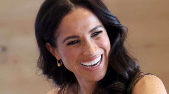 Meghan Markle, significato dell’abito blu da 1000 euro all’inizio del tour in Colombia