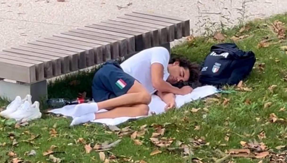 Thomas Ceccon dorme nel parco alle Olimpiadi