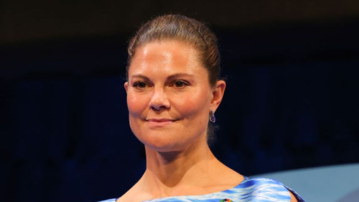 Victoria di Svezia osa con un abito omaggio al mare per gli Awards della sostenibilità