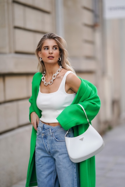 ragazza con blue jeans e cardigan verde