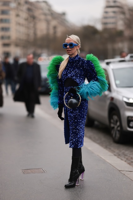 donna con pelliccia blu e verde
