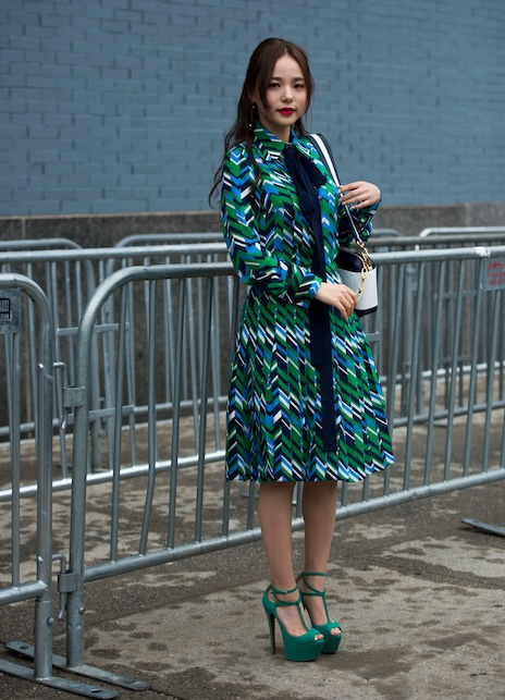 donna con cappotto blu e verde
