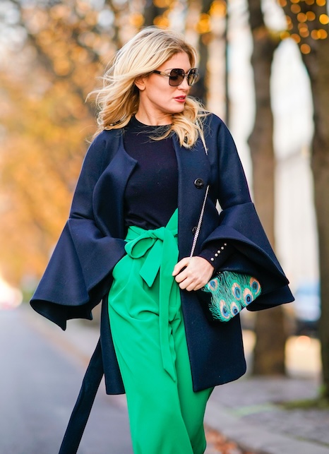 donna con look in blu e verde