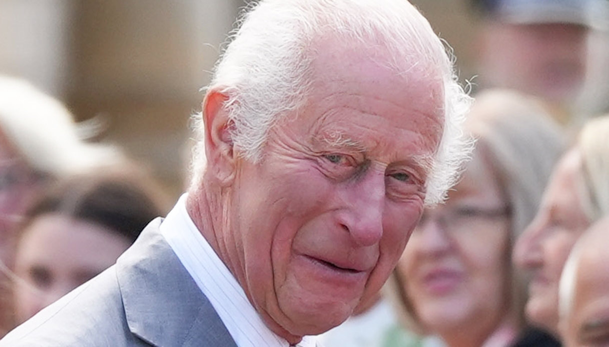 Re Carlo, ultime notizie. La strategia per allontanare Meghan Markle e liberare Harry