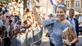 Maxima d’Olanda regina di stile in spiaggia: eleganza in blu fumoso e dettagli raffinati