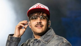 Geolier e Chiara Frattesi paparazzati ancora insieme: la vacanza in Costa Smeralda