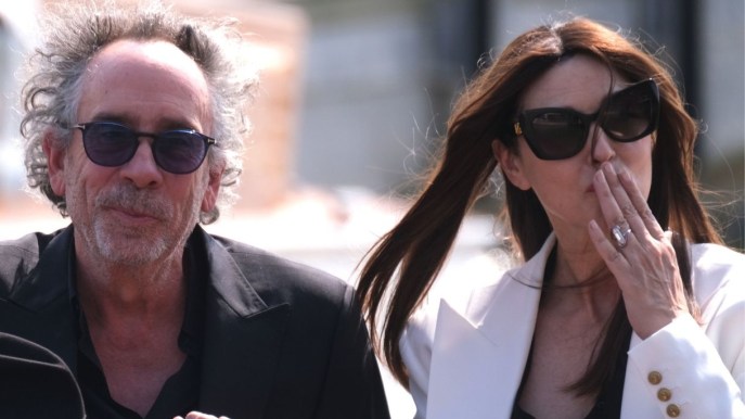 Monica Bellucci elegante a Venezia in completo sartoriale (e blazer da copiare)