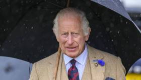 Re Carlo, ultime notizie: in Scozia sfida vento e pioggia senza perdere l’umorismo