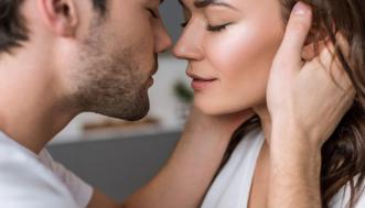 Come insegnare al/alla tua partner a darti piacere