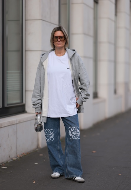ragazza con jeans wide leg e t-shirt over