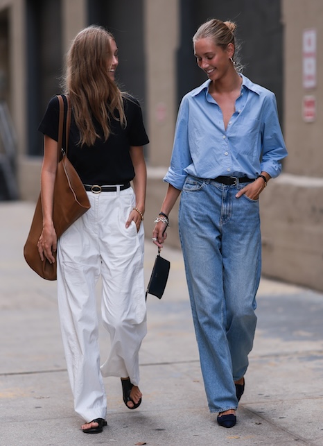 ragazze con jeans wide leg e camicia