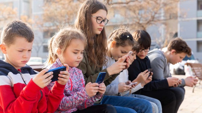 No allo smartphone under 14, Novara: “Vi spiego rischi e colpevoli (che non sono i genitori)”