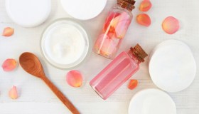 Il segreto per una pelle luminosa e super idratata? È l’acqua di rose