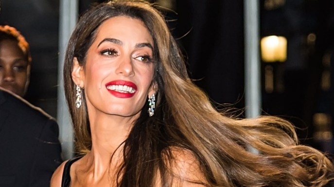 Amal Clooney, la sua piega blow out è il trend dell’autunno. Come replicarla