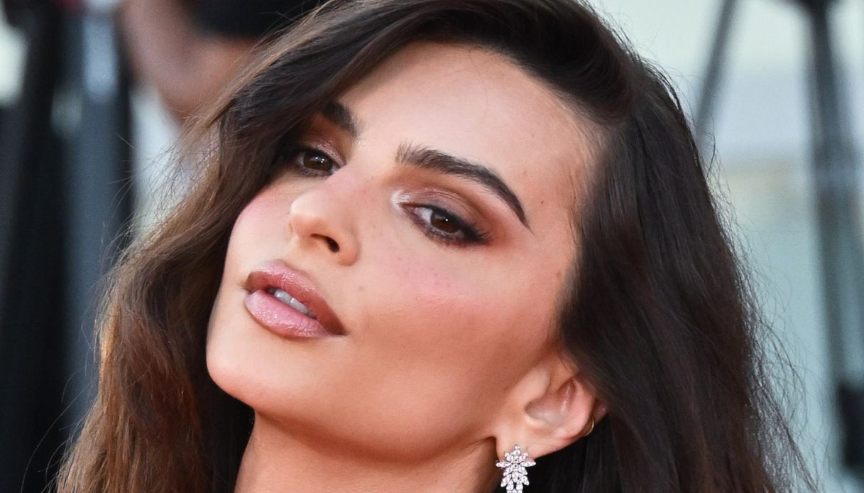 L’abito di Emily Ratajkowski a Venezia nasconde una storia: il fascino che non invecchia