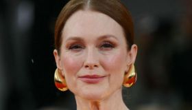 Festival del Cinema di Venezia, look della sesta serata: trionfano i colori, Moore in oro, Almodóvar in rosa