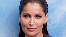 Laetitia Casta alla Paris Fashion Week: minigonna in pelle Dior e abito monospalla