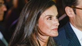 Letizia di Spagna, il magnifico abito in denim sbracciato