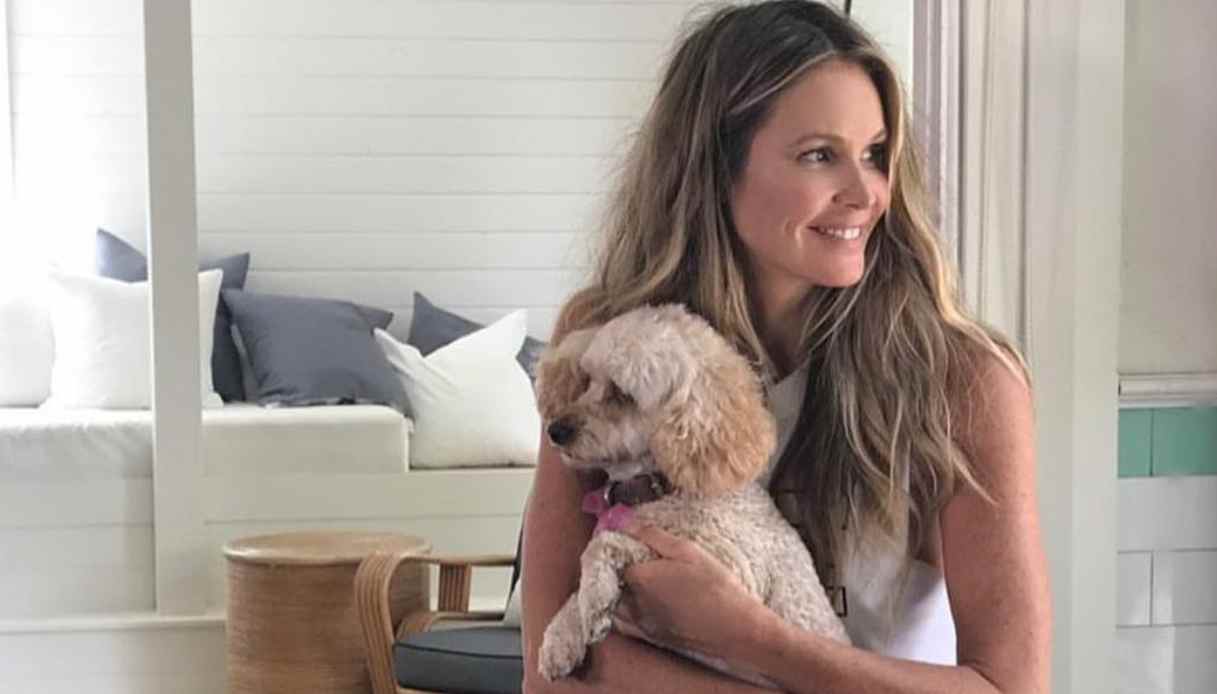 Elle Macpherson con il suo cagnolino