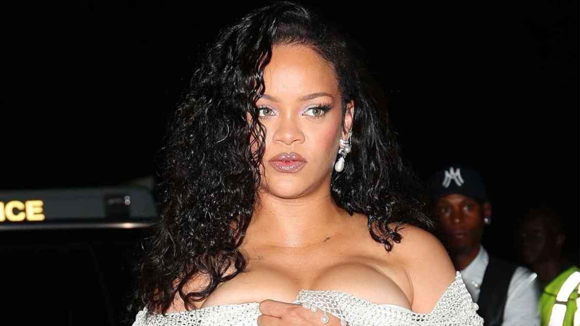 Rihanna ruba la scena con un abito di cristalli alla New York Fashion Week