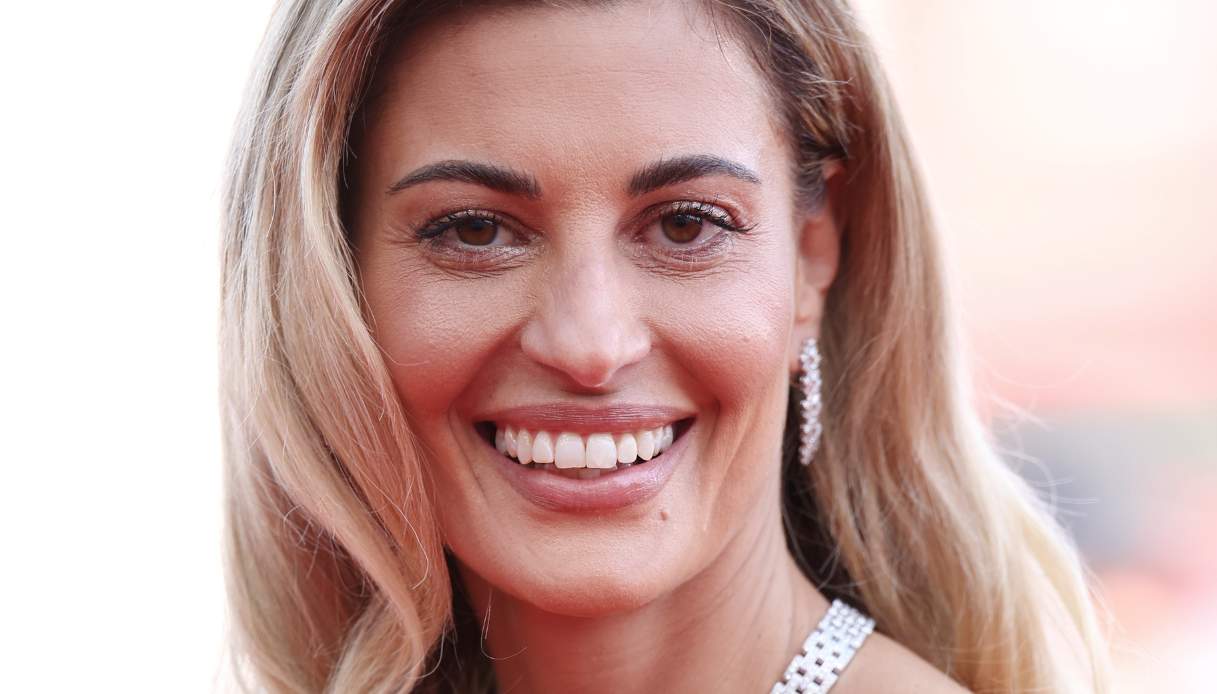 Festival del Cinema di Venezia, i look dell’ultima serata: Sveva Alviti divina in abito platino