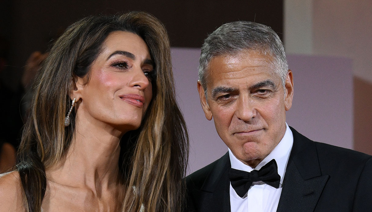 I Clooney, incontro segreto a Venezia. Amal in verde con spacco vertiginoso
