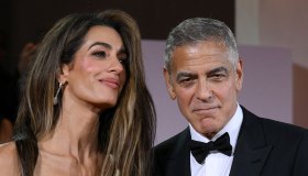 I Clooney, incontro segreto a Venezia. Amal in verde con spacco vertiginoso