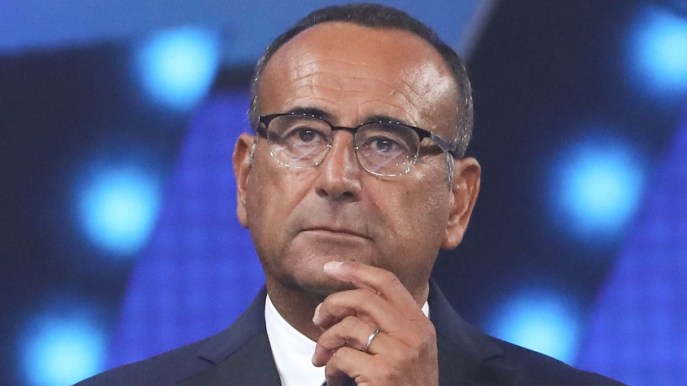 Carlo Conti al Tg1, annuncio “tiepido” su Sanremo tra difficoltà e novità