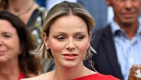 Charlene di Monaco, jumpsuit rosso fuoco, orecchini da 2.900 euro e foto eccezionale