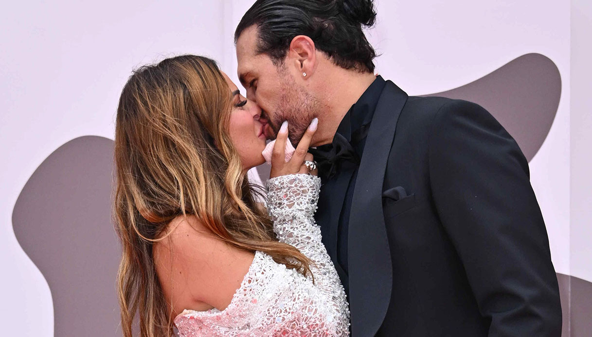 Roberta Di Padua e Alessandro Vicinanza sul red carpet di Venezia, il look da sposa