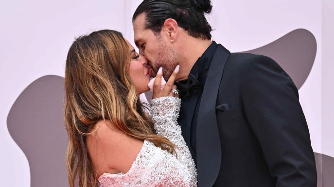 Roberta Di Padua e Alessandro Vicinanza sul red carpet di Venezia, il look da sposa