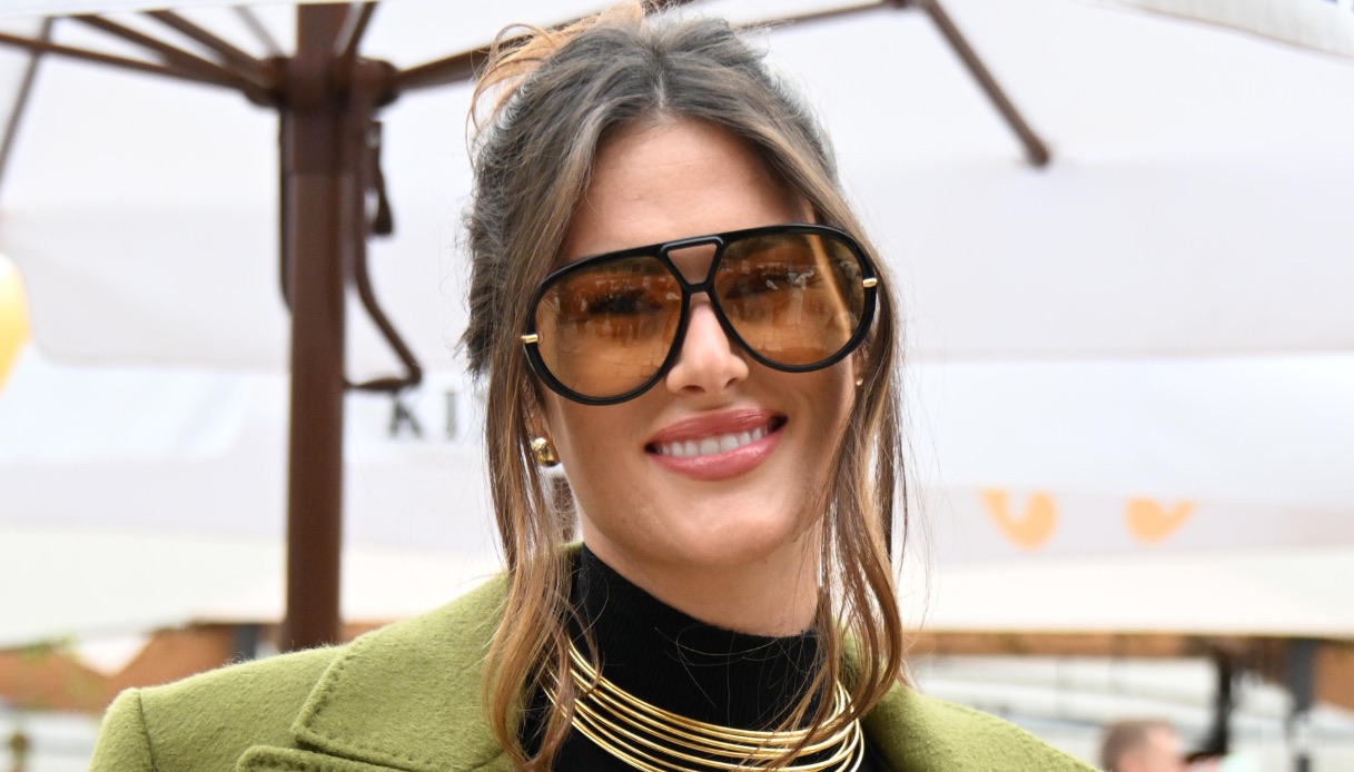 Milano Fashion Week, la mamma di Belen sfila da Midali e Francesca Sofia Novello mostra il pancione