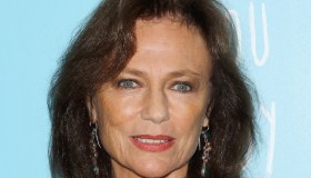 Jacqueline Bisset compie 80 anni: l’icona di erotismo e stile in 8 look